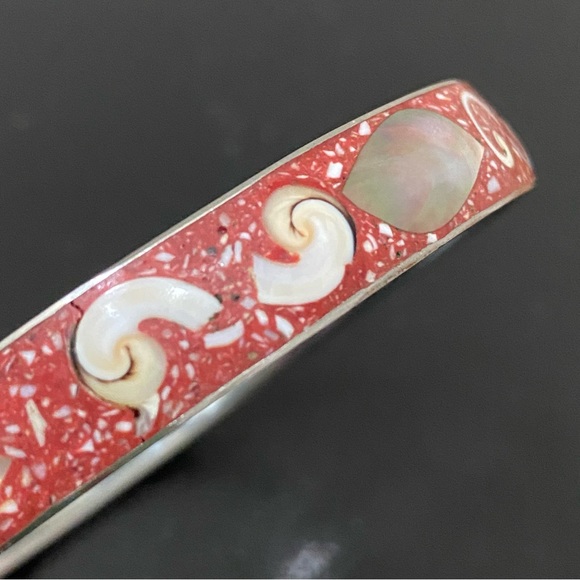 Vintage Unsigned Enamel Inlay Mother of Pearl and Shell Bangle Bracelet - Picture 11 of 13